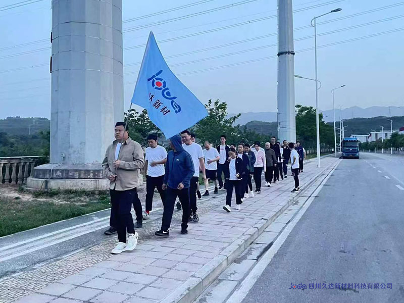 122cc太阳集成游戏新材举行“庆五一?迎五四”康健乐跑活动